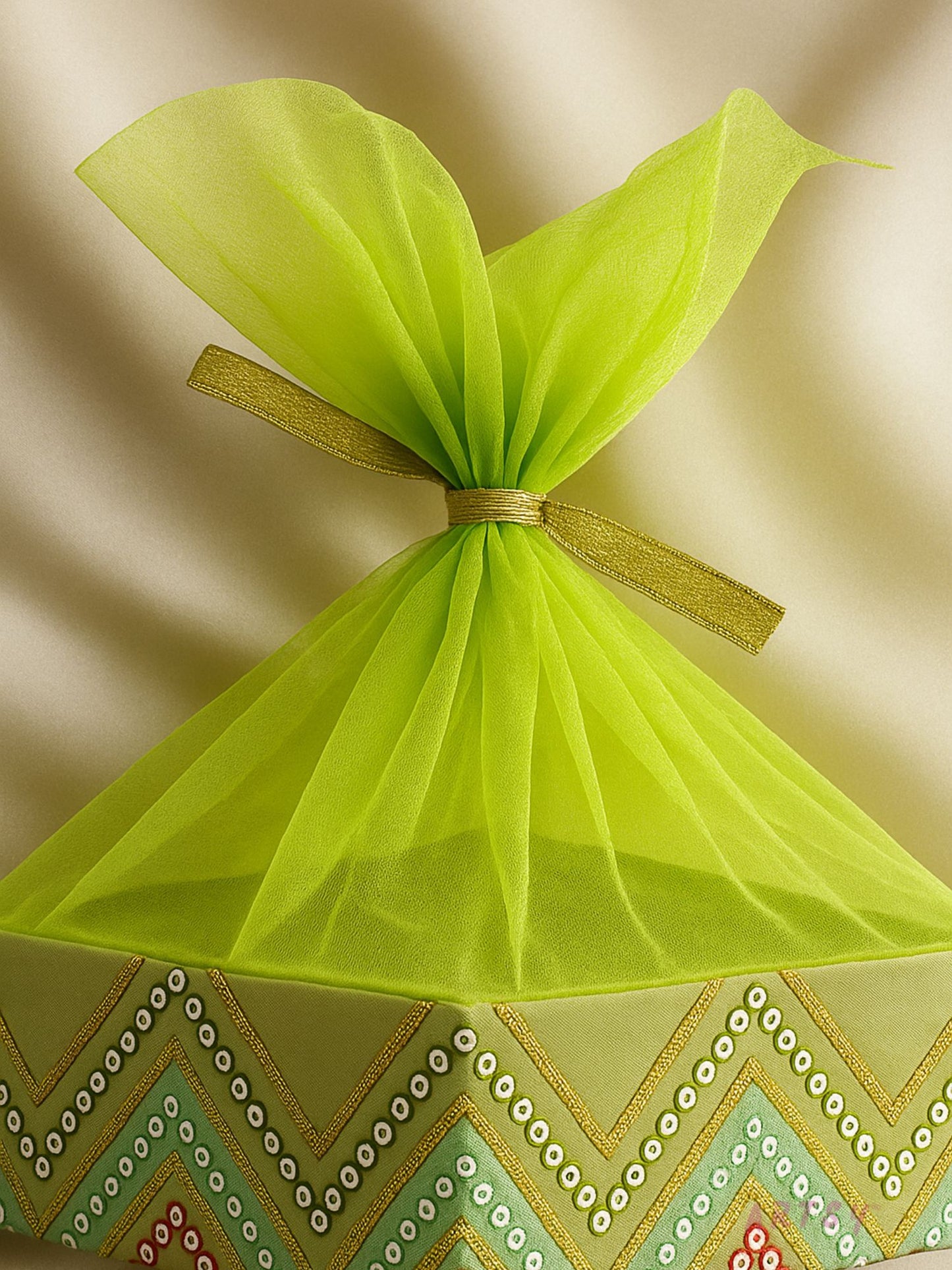 ARTSY Elegant Handcrafted Mesh Food Cover Basket for Serving & Festive Gifting
